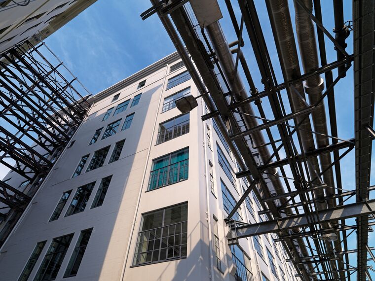 SlimLine 38 Ventanas y ConceptFolding 77 Puertas correderas y plegables - Residental/Project Anton Building at Strijp S situado en Eindhoven, los Países Bajos
