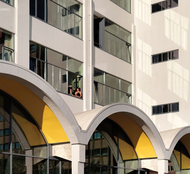 SlimLine 38 Ventanas y ConceptFolding 77 Puertas correderas y plegables - Residental/Project Anton Building at Strijp S situado en Eindhoven, los Países Bajos