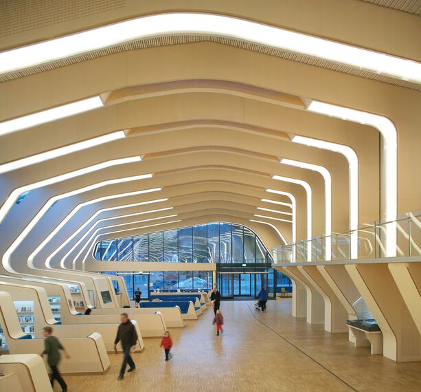CW 50-HI Muros cortina y CS 59Pa Automatic Door Puertas - Vennesla Library situado enNoruega