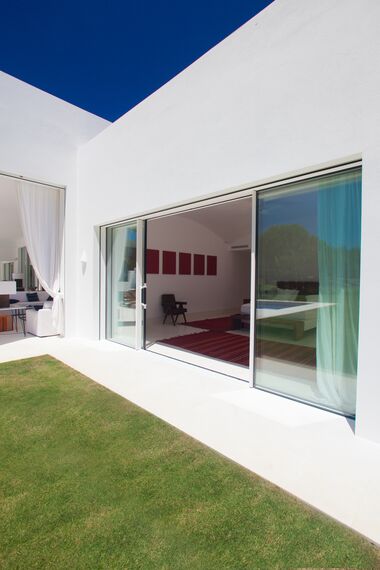 ConceptSystem 77 Puertas, ConceptPatio 68 Puertas correderas y plegables y HiFinity Puertas correderas y plegables - Las Palmeras situado enEspaña