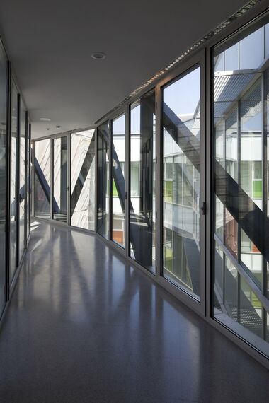 EcoSystem 50 Ventanas, ConceptWall 50 Muros cortina y CS 59 Clampable Door Puertas - Centro de Investigación Eureka en el Parque de Investigación de la UAB situado en Barcelona, España