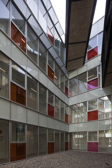 EcoSystem 50 Ventanas, ConceptWall 50 Muros cortina y CS 59 Clampable Door Puertas - Centro de Investigación Eureka en el Parque de Investigación de la UAB situado en Barcelona, España