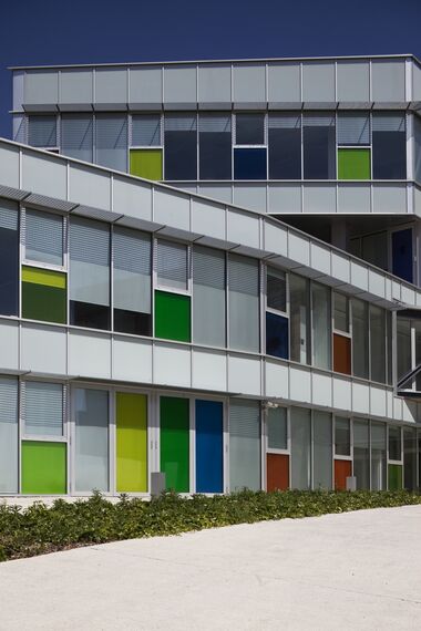 EcoSystem 50 Ventanas, ConceptWall 50 Muros cortina y CS 59 Clampable Door Puertas - Centro de Investigación Eureka en el Parque de Investigación de la UAB situado en Barcelona, España