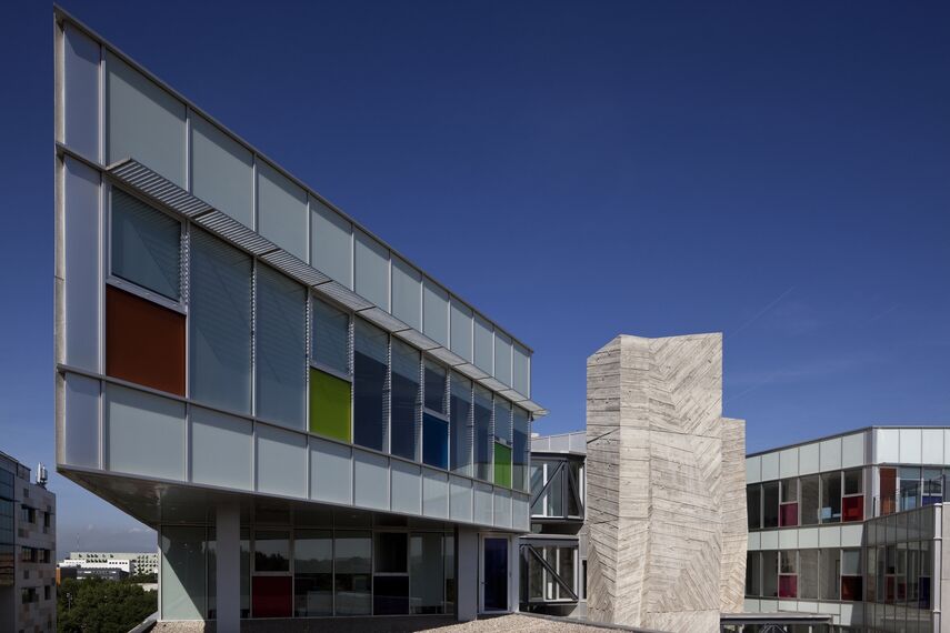 EcoSystem 50 Ventanas, ConceptWall 50 Muros cortina y CS 59 Clampable Door Puertas - Centro de Investigación Eureka en el Parque de Investigación de la UAB situado en Barcelona, España