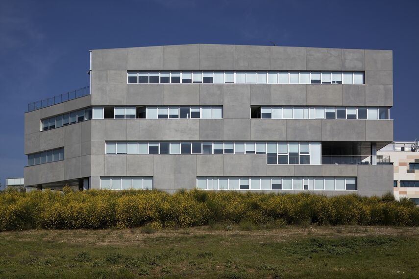 EcoSystem 50 Ventanas, ConceptWall 50 Muros cortina y CS 59 Clampable Door Puertas - Centro de Investigación Eureka en el Parque de Investigación de la UAB situado en Barcelona, España