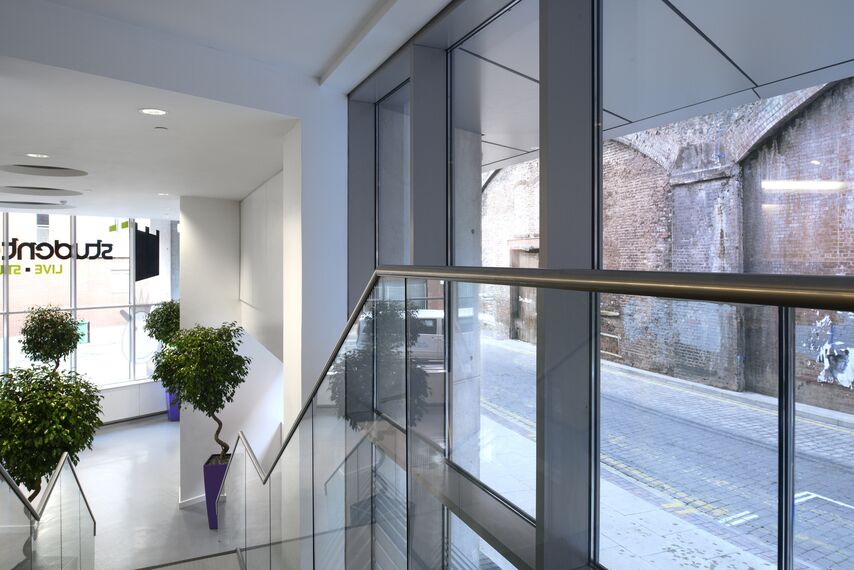 ConceptWall 50 Muros cortina, ConceptSystem 68 Ventanas, Vision 50 Puertas y ConceptWall 60 Muros cortina - Student Accomodation situado en Manchester, Reino Unido