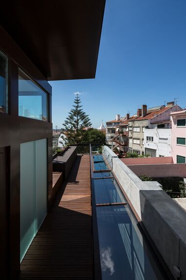 ConceptWall 50 Muros cortina, CP 50 Puertas correderas y plegables y ConceptRoof 120 Verandas - Bio-inspired Private House situado en Lisbon, Portugal
