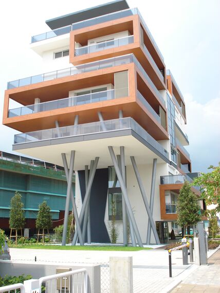 ConceptPatio 130 Puertas correderas y plegables, ConceptWall 50 Muros cortina, ThermoSystem 68 Ventanas y ConceptPatio 68 Puertas correderas y plegables - Complejo de apartamentos Tree House situado en Lignano Sabbiadoro, Italia