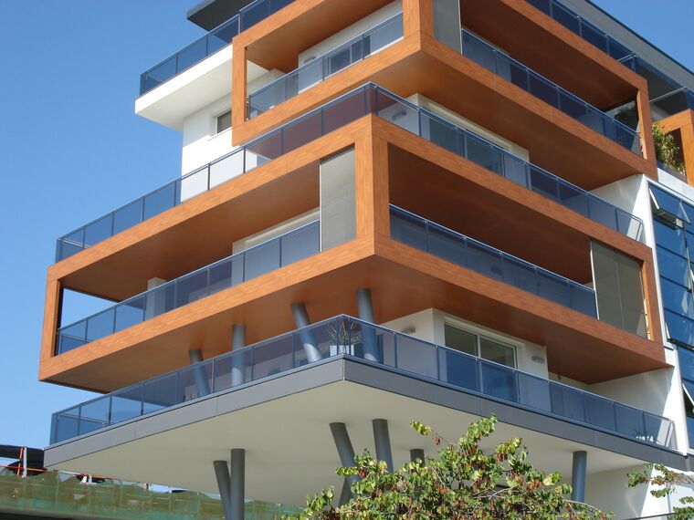 ConceptPatio 130 Puertas correderas y plegables, ConceptWall 50 Muros cortina, ThermoSystem 68 Ventanas y ConceptPatio 68 Puertas correderas y plegables - Complejo de apartamentos Tree House situado en Lignano Sabbiadoro, Italia