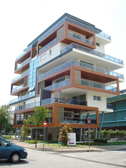ConceptPatio 130 Puertas correderas y plegables, ConceptWall 50 Muros cortina, ThermoSystem 68 Ventanas y ConceptPatio 68 Puertas correderas y plegables - Complejo de apartamentos Tree House situado en Lignano Sabbiadoro, Italia
