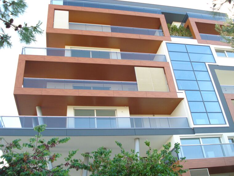ConceptPatio 130 Puertas correderas y plegables, ConceptWall 50 Muros cortina, ThermoSystem 68 Ventanas y ConceptPatio 68 Puertas correderas y plegables - Complejo de apartamentos Tree House situado en Lignano Sabbiadoro, Italia