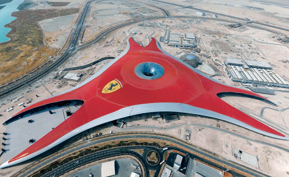 ConceptWall 86 Muros cortina - Race track Ferrari World Abu Dhabi situado en Abu Dhabi, Emiratos Árabes Unidos