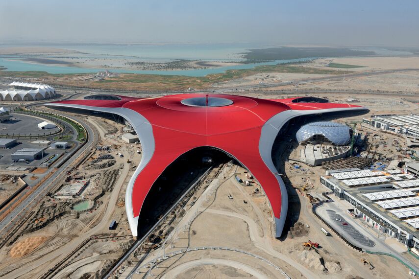 ConceptWall 86 Muros cortina - Race track Ferrari World Abu Dhabi situado en Abu Dhabi, Emiratos Árabes Unidos