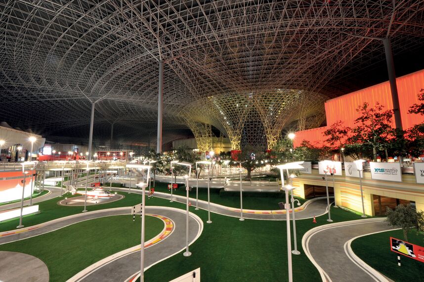 ConceptWall 86 Muros cortina - Race track Ferrari World Abu Dhabi situado en Abu Dhabi, Emiratos Árabes Unidos