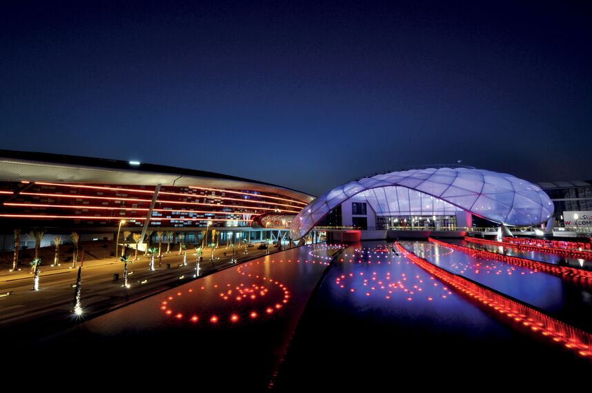 ConceptWall 86 Muros cortina - Race track Ferrari World Abu Dhabi situado en Abu Dhabi, Emiratos Árabes Unidos