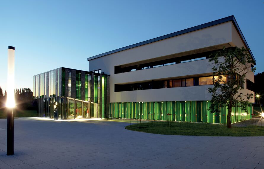 BriseSoleil 100 Protección solar - Breitenwang Community Centre situado en Breitenwang, Austria