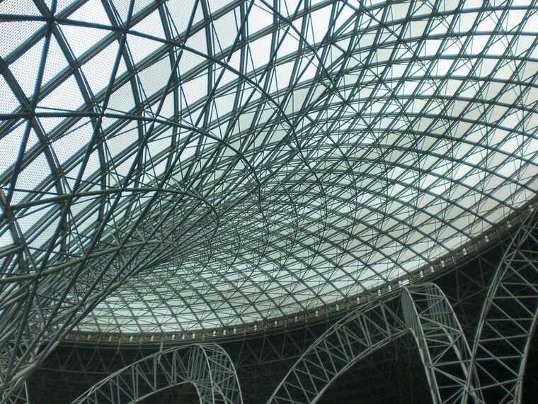 ConceptWall 86 Muros cortina - Race track Ferrari World Abu Dhabi situado en Abu Dhabi, Emiratos Árabes Unidos