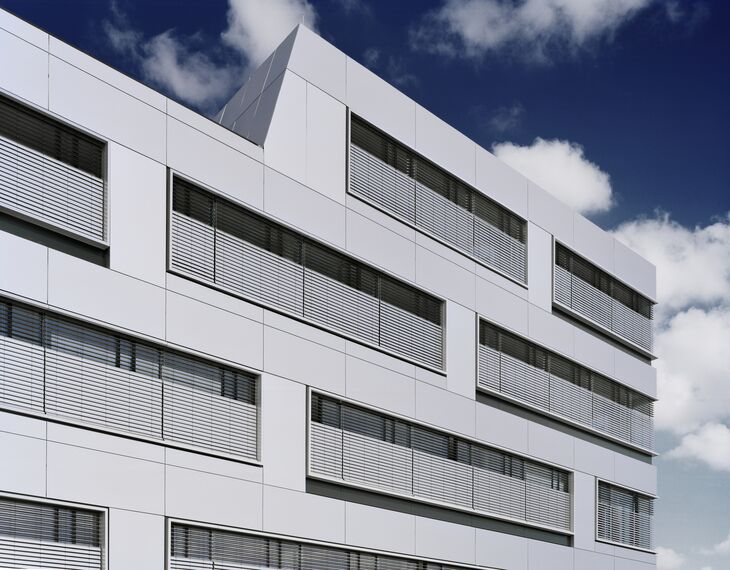 ConceptWall 50 Muros cortina - S.Oliver Administrative Headquarters situado en Rottendorf, Alemania
