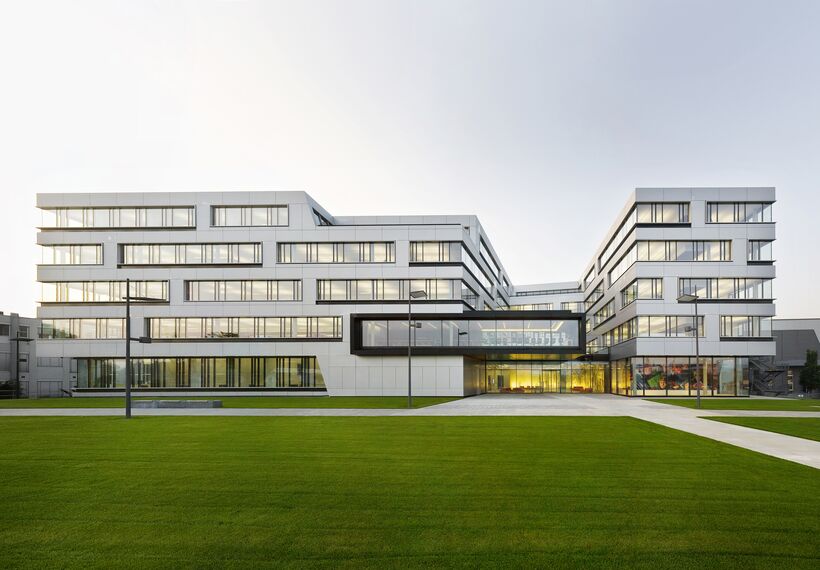 ConceptWall 50 Muros cortina - S.Oliver Administrative Headquarters situado en Rottendorf, Alemania