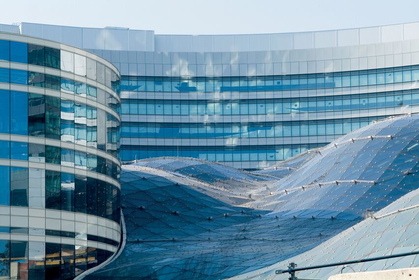 ConceptWall 50 Muros cortina - Shopping centre Zlote Tarasy situado en Warsaw, Polonia