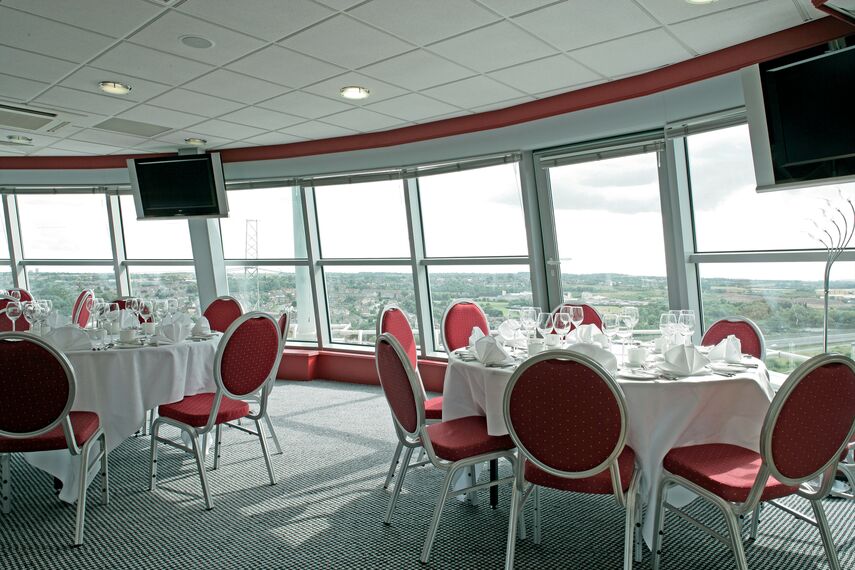 ConceptWall 60 Muros cortina - Hotel/Holiday complex Orbital Plaza/Ramada Hotel situado en Cannock, Reino Unido