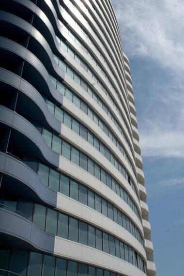 ConceptSystem 77 Puertas y ConceptSystem 77 Ventanas - Complejo de apartamentos White Sails situado en Odessa, Ucrania