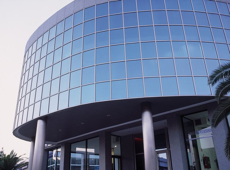 ConceptWall 50 Muros cortina - Office building La Zapatilla situado en Alzira, España