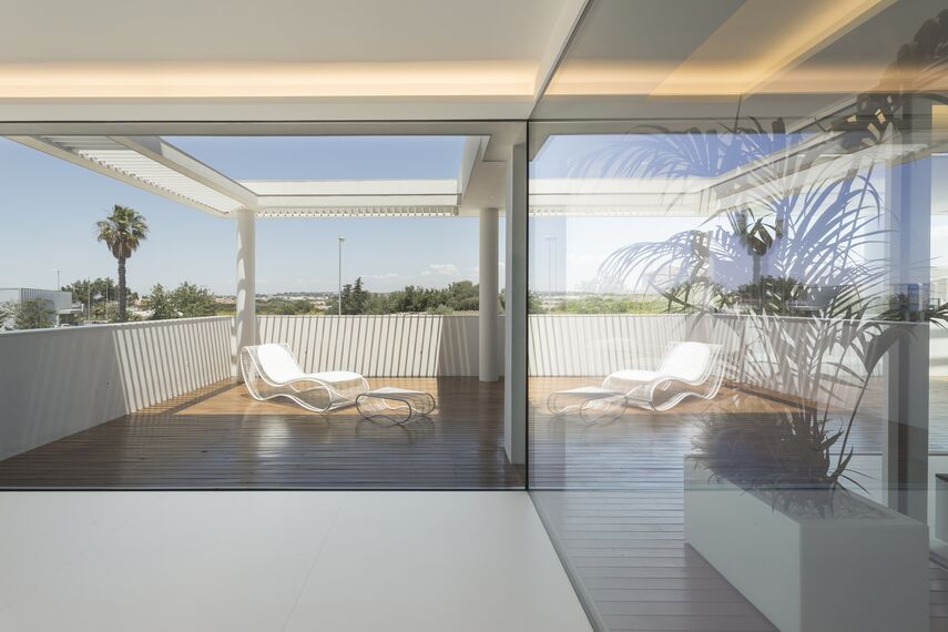 SlimPatio 68 Puertas correderas y plegables, HiFinity Puertas correderas y plegables, ConceptSystem 77 Ventanas y CS 77 Hidden Vent Ventanas - Casa D situado en Ragusa, Italia