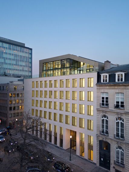 ConceptWall 50 Muros cortina y MasterLine 8 Ventanas - The First situado en Brussels, Bélgica