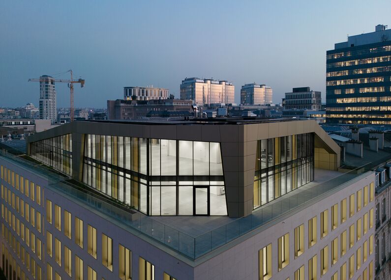 ConceptWall 50 Muros cortina y MasterLine 8 Ventanas - The First situado en Brussels, Bélgica