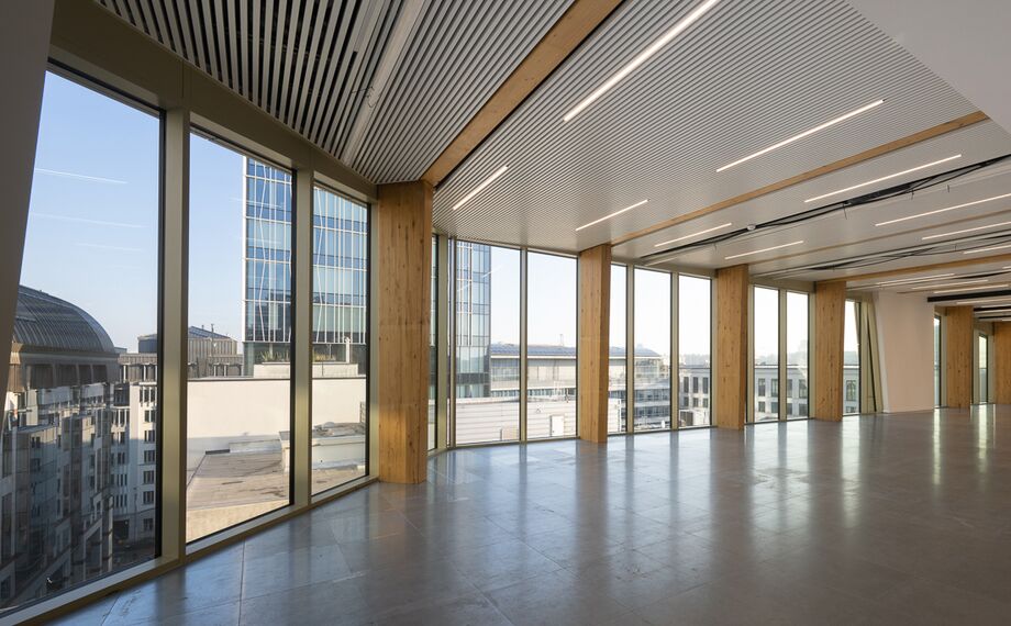 ConceptWall 50 Muros cortina y MasterLine 8 Ventanas - The First situado en Brussels, Bélgica