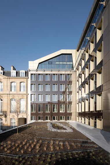 ConceptWall 50 Muros cortina y MasterLine 8 Ventanas - The First situado en Brussels, Bélgica