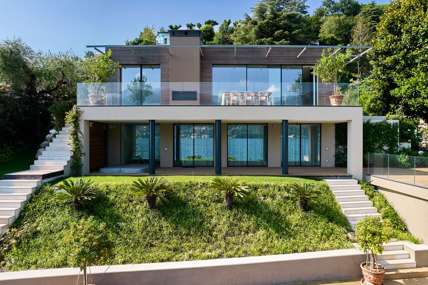 SlimLine 38 Ventanas, MasterLine 8 Puertas, HiFinity Puertas correderas y plegables, SlimPatio 68 Puertas correderas y plegables y MasterLine 8 Panel Door Puertas - Villa HiFinity Garda Lake situado en Brescia, Italia