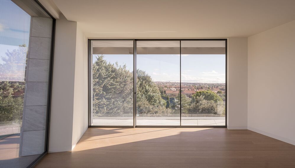 HiFinity Puertas correderas y plegables, SlimPatio 68 Puertas correderas y plegables y SlimLine 38 Ventanas - Casa Entre Encinas  situado en Madrid, España