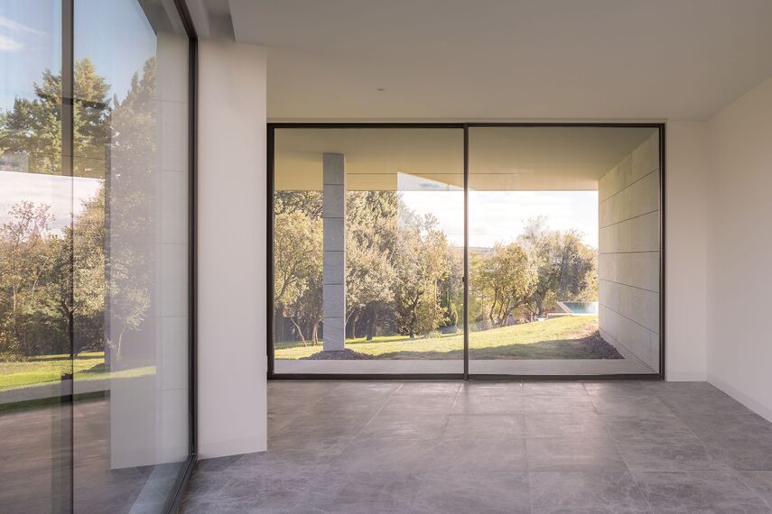 HiFinity Puertas correderas y plegables, SlimPatio 68 Puertas correderas y plegables y SlimLine 38 Ventanas - Casa Entre Encinas  situado en Madrid, España