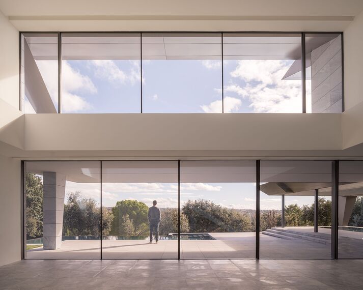 HiFinity Puertas correderas y plegables, SlimPatio 68 Puertas correderas y plegables y SlimLine 38 Ventanas - Casa Entre Encinas  situado en Madrid, España