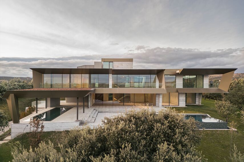 HiFinity Puertas correderas y plegables, SlimPatio 68 Puertas correderas y plegables y SlimLine 38 Ventanas - Casa Entre Encinas  situado en Madrid, España