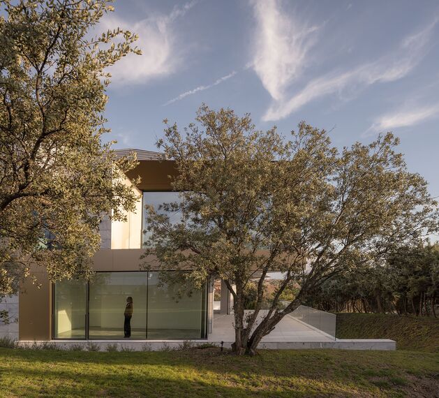 HiFinity Puertas correderas y plegables, SlimPatio 68 Puertas correderas y plegables y SlimLine 38 Ventanas - Casa Entre Encinas  situado en Madrid, España