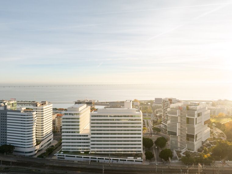 MasterLine 8 Ventanas y ConceptWall 50 Muros cortina - WellBe situado en Lisbon, Portugal