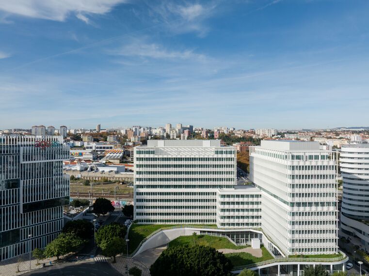MasterLine 8 Ventanas y ConceptWall 50 Muros cortina - WellBe situado en Lisbon, Portugal