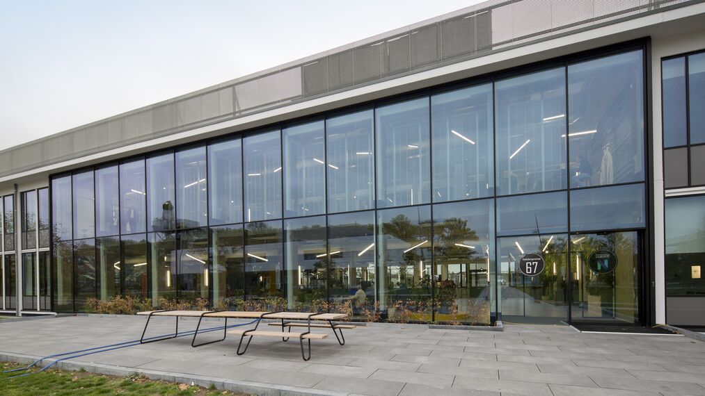 ConceptSystem 77 Puertas, CW 50 Standard Muros cortina, CW 50 Muros cortina y CS 77 Hidden Vent Ventanas - Office building Building N Hengelo situado en Hengelo, los Países Bajos