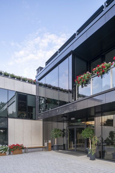 BriseSoleil 100 Protección solar, ConceptWall 50 Muros cortina y CW 50-SC Muros cortina - Office building Venezia en Varsovia situado en Warsaw, Polonia