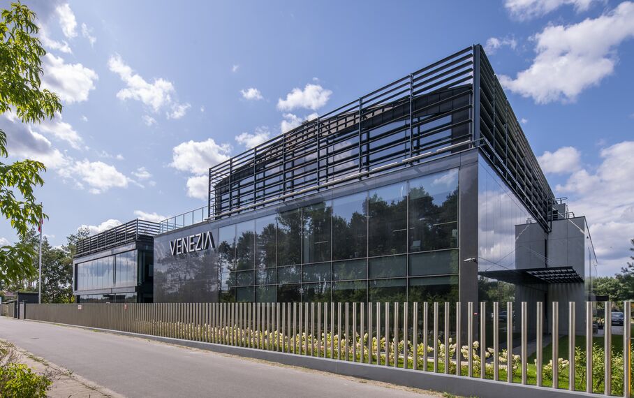 BriseSoleil 100 Protección solar, ConceptWall 50 Muros cortina y CW 50-SC Muros cortina - Office building Venezia en Varsovia situado en Warsaw, Polonia