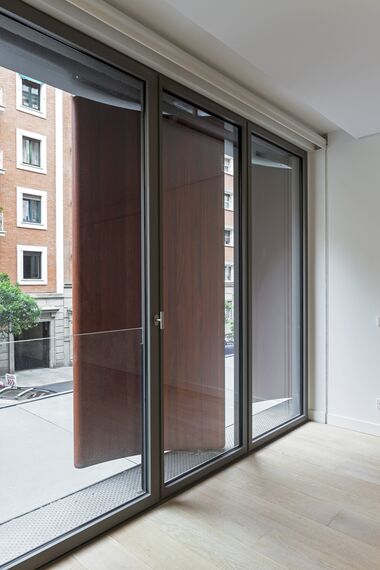 HiFinity Puertas correderas y plegables y CS 77 Hidden Vent Ventanas - Complejo de apartamentos Lagasca 99 situado en Madrid, España