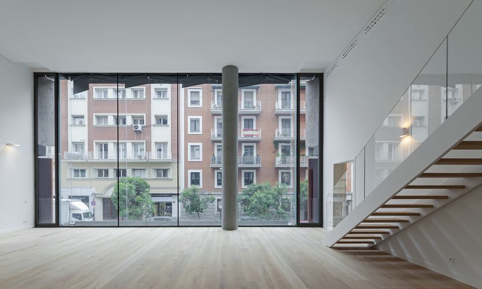 HiFinity Puertas correderas y plegables y CS 77 Hidden Vent Ventanas - Lagasca 99 situado en Madrid, España