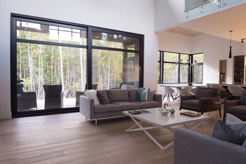 ConceptWall 50 Muros cortina y ConceptSystem 77 Ventanas - Forest View Residence situado enCanadá