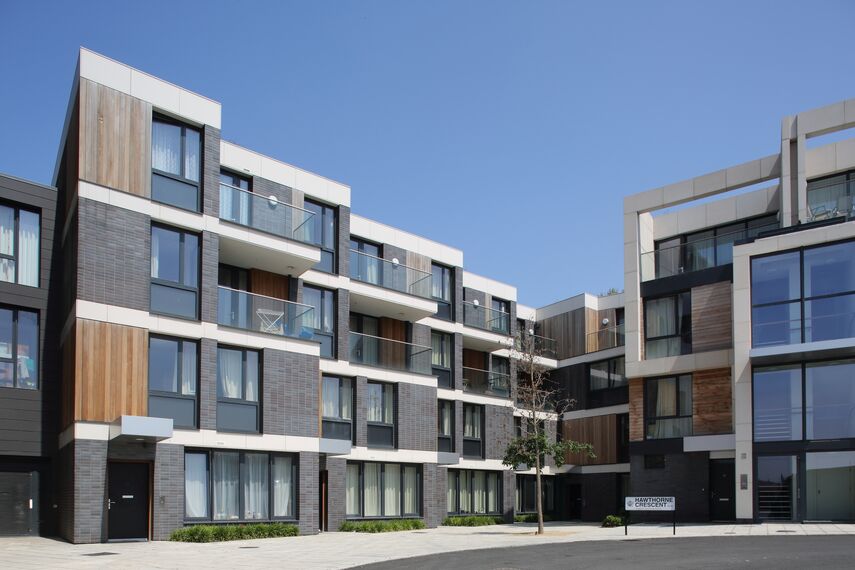 CS 86-HI (c) Sistemas cancelados, ConceptWall 50 Muros cortina, ConceptPatio 130 Puertas correderas y plegables, Vision 50 Puertas y ConceptSystem 77 Ventanas - Complejo de apartamentos Greenwich Square situado en London, Reino Unido