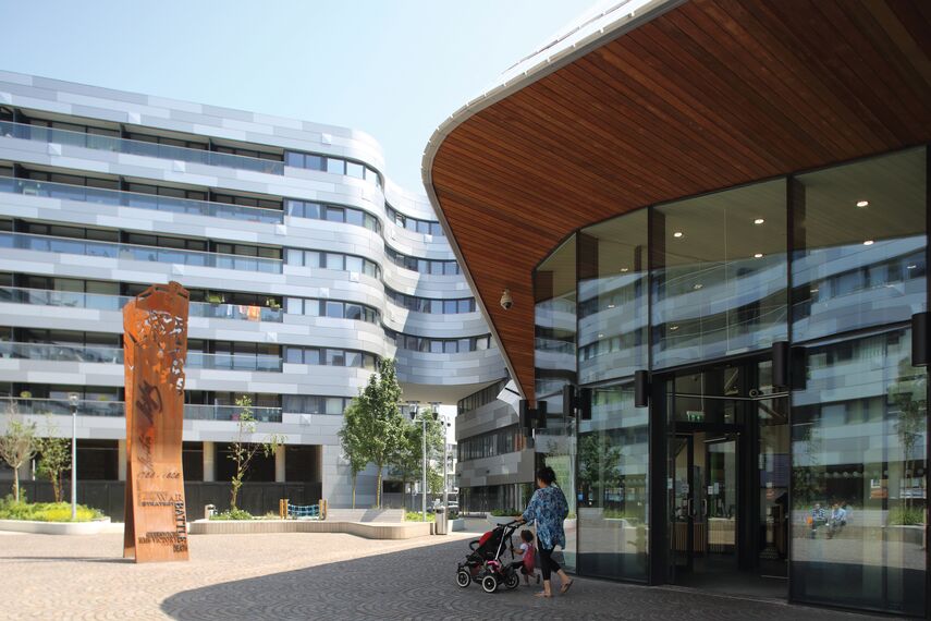 CS 86-HI (c) Sistemas cancelados, ConceptWall 50 Muros cortina, ConceptPatio 130 Puertas correderas y plegables, Vision 50 Puertas y ConceptSystem 77 Ventanas - Complejo de apartamentos Greenwich Square situado en London, Reino Unido