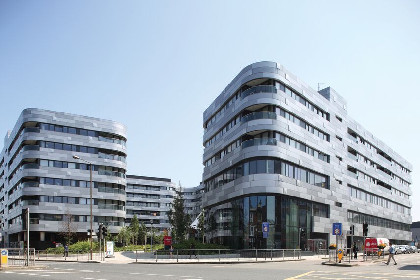 CS 86-HI (c) Sistemas cancelados, ConceptWall 50 Muros cortina, ConceptPatio 130 Puertas correderas y plegables, Vision 50 Puertas y ConceptSystem 77 Ventanas - Complejo de apartamentos Greenwich Square situado en London, Reino Unido