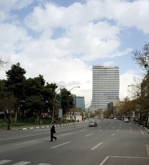 ConceptWall 60 Muros cortina, ConceptSystem 68 Ventanas y Ventalis Sistemas complementarios - Office building Jaam Tower situado en Tehran, Irán